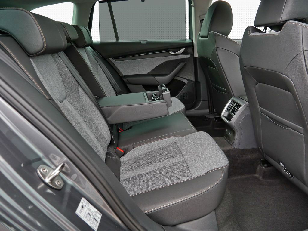 Skoda-Octavia-Skoda Octavia Combi Edition 1.5 TSI MHEV, 150KM, automat-9